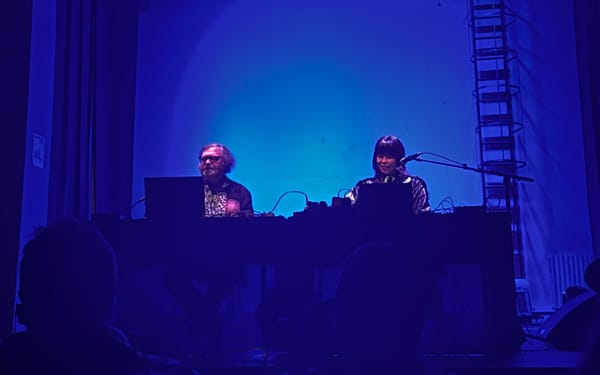 A laptop-zenész mindig gyanús – Jim O’Rourke & Eiko Ishibashi Bolognában